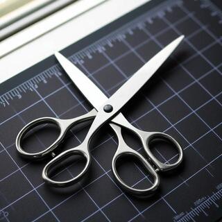 Tailor shears 9.5 inch resting on cutting mat